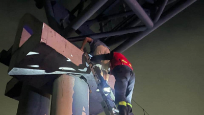 Ребенок не смог спуститься с недостроенного моста в Алматы