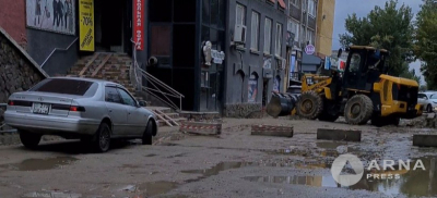 Автомобиль частично ушел под землю в центре Семея