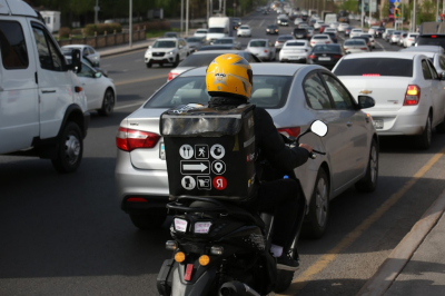 Около 90 тысяч таксистов, курьеров и других работников интегрировали в соцсистему