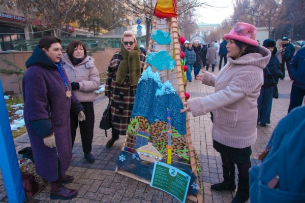 Театр под открытым небом и экоёлки: в Алматы прошёл новогодний фестиваль