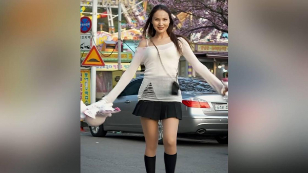 &quot;Если фигура позволяет, почему нет&quot;: Жулдыз Абдукаримова в короткой юбке вызвала споры в Казнете