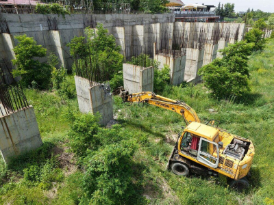 В Алматы снесли десятки незаконных стройобъектов