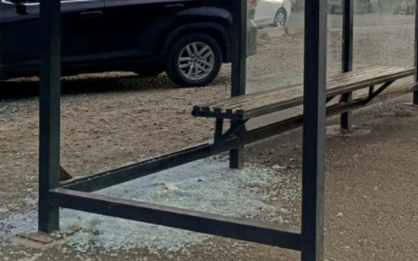 Никого не найдут - актюбинцы высказались о сломанных остановках