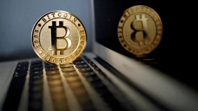 Биткойн падает на фоне геополитики и жёстких заявлений ФРС