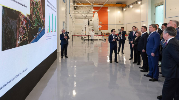Президента Кыргызстана ознакомили с деятельностью «Қазақстан ғарыш сапары».