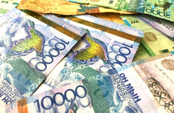 Тенге сделал ещё один шаг вниз: курс на сегодня и прогнозы