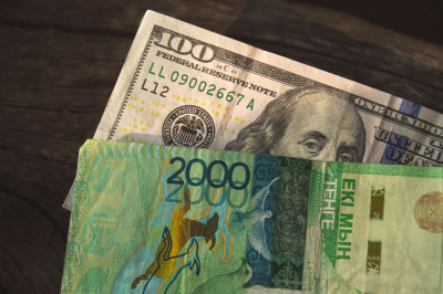 На бирже доллар продается выше отметки 523 тенге