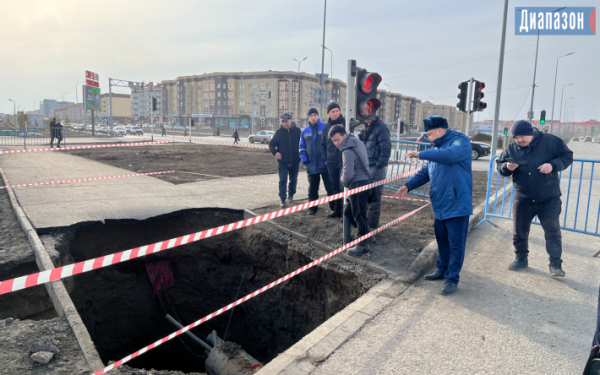 Огромный провал образовался на тротуаре